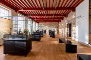 Van Oost en West at Keramiekmuseum Princessehof, Leeuwarden