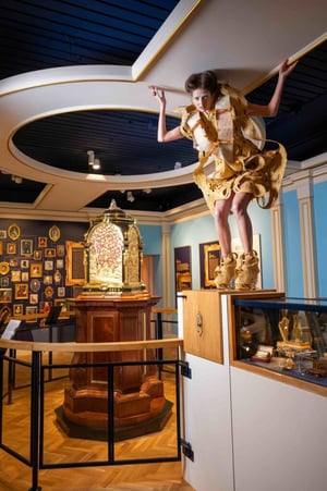 Gouden muzikale couturejurk AU-2-MATERIA at Museum Speelklok, Utrecht